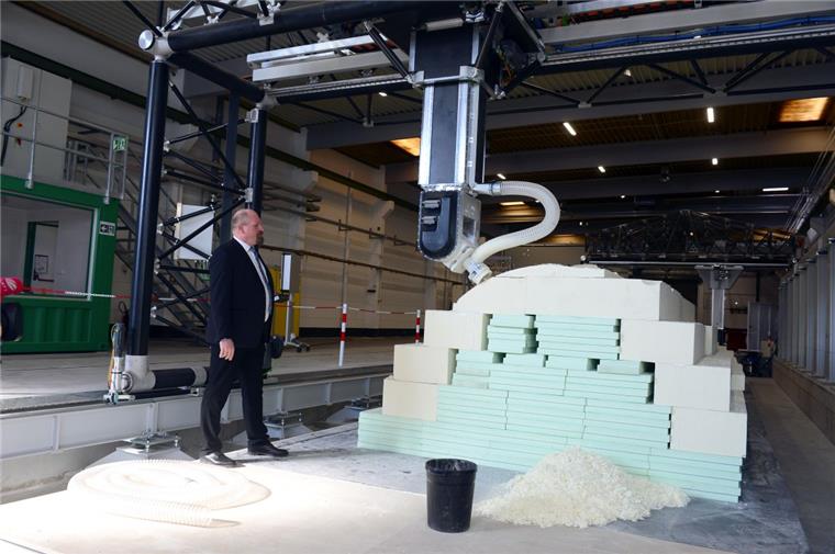 Christian Dörsch ist der Gruppenleiter Fertigung am Fraunhofer-Institut für Windenergie und Energiesystemtechnik (IWES). Er beobachtet die Arbeit der Fräsmaschine im neuen "Blade Maker"-Demonstrationszentrum des IWES im Fischereihafen.
