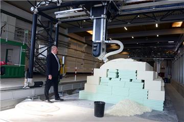 Christian Dörsch ist der Gruppenleiter Fertigung am Fraunhofer-Institut für Windenergie und Energiesystemtechnik (IWES). Er beobachtet die Arbeit der Fräsmaschine im neuen "Blade Maker"-Demonstrationszentrum des IWES im Fischereihafen.
