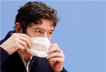 Christian Drosten , Direktor des Instituts für Virologie an der Charité Berlin, setzt sich seine FFP2-Maske in der Bundespressekonferenz zur aktuellen Corona-Lage auf. 