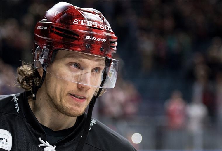Christian Ehrhoff bestritt 862 Spiele in der NHL-Karriere und 314 in der Deutschen Eishockey Liga (DEL) sowie 118 Länderspiele für die deutsche Nationalmannschaft.