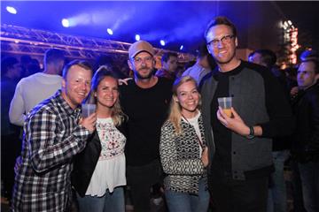 Christian, Isabelle, Arne, Jana und Basti feiern im blauen Scheinwerferlicht.