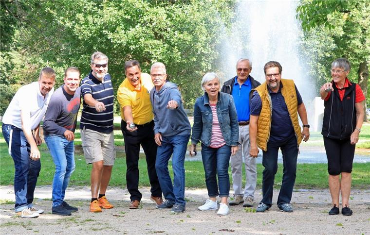 Mitspieler gesucht: Verein Pro Zeven will Boule im Stadtpark populär machen Christian Lange (links) von Pro Zeven und einige Mitstreiter probieren fürs Foto schon mal die neue alte Boulebahn im Zevener Stadtpark aus. Wer mitspielen möchte, schaut einfach vorbei.