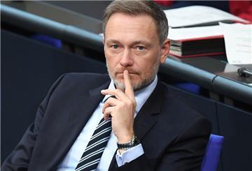 Christian Lindner (FDP), Bundesfinanzminister, sitzt auf der Regierungsbank im Bundestag. Er strebt rückwirkend eine Erhöhung des Grundfreibetrags in der Lohn- und Einkommensteuer an.