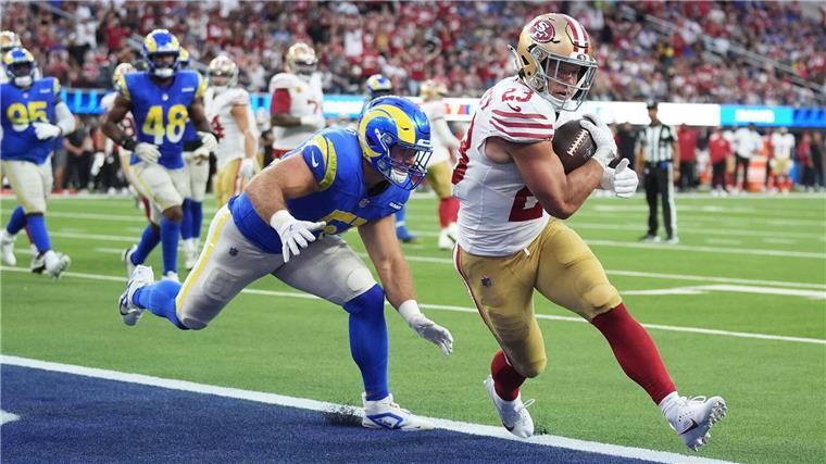 NFL-Krimi: 49ers bezwingen Rams trotz Notbesetzung Christian McCaffrey (r) feierte mit den San Francisco 49ers einen überraschenden Sieg in Los Angeles.