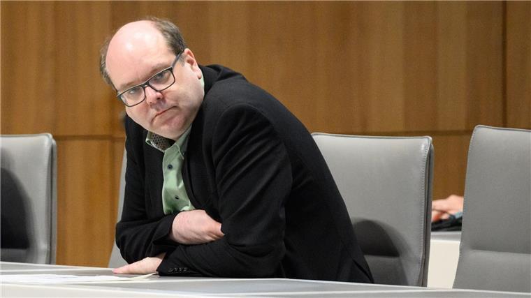 Umweltminister will Landesmoorgesellschaft gründen Christian Meyer (Grüne), Umweltminister Niedersachsen, sitzt im niedersächsischen Landtag.