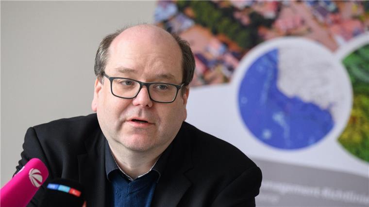 Umweltministerium fördert Anschaffung von Elektro-Katamaran Christian Meyer (Grüne), Umweltminister von Niedersachsen, spricht bei einer Pressekonferenz.