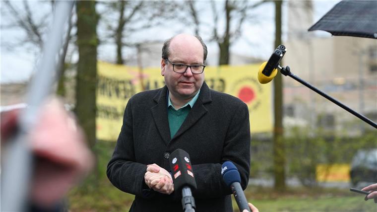 Christian Meyer, Niedersachsens Umwelt- und Energieminister spricht vorm AKW-Emsland mit der Presse.