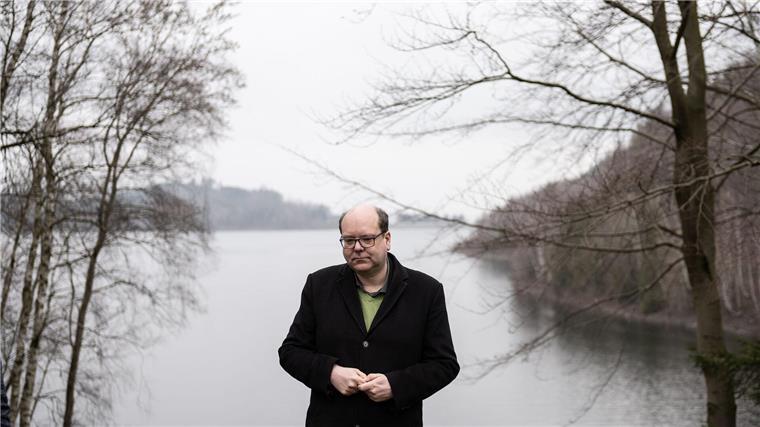 Harzwasserwerke wollen Speicherkapazitäten erhöhen Christian Meyer, Niedersächsischer Minister für Umwelt, steht an einem Ufer der Granetalsperre.