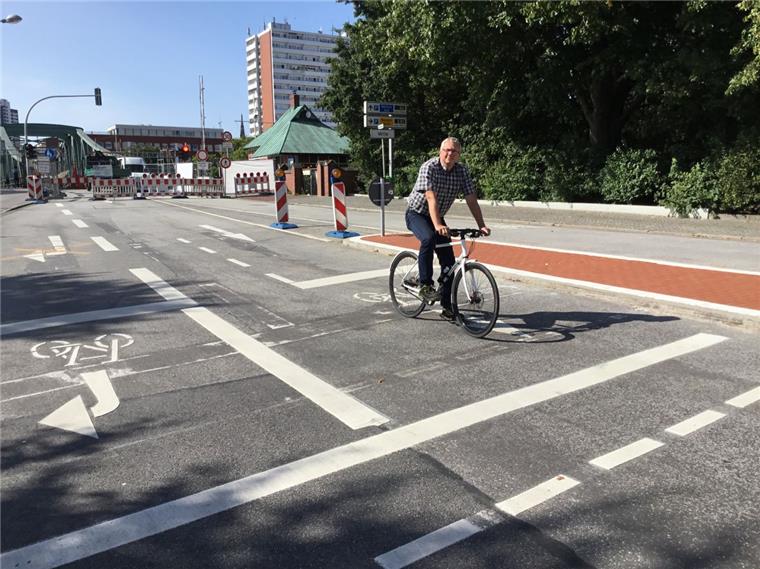 Bremerhaven: Mehr Sicherheit für Radler - Doch das Konzept hakt Christian Peters vom ADFC demonstriert eine der Neuerungen an der Ludwigstraße, die im Sinne des Radverkehrskonzeptes in Bremerhaven umgesetzt wurde: Radfahrer halten jetzt vor den Autos an der Ampel und sind so sicherer.