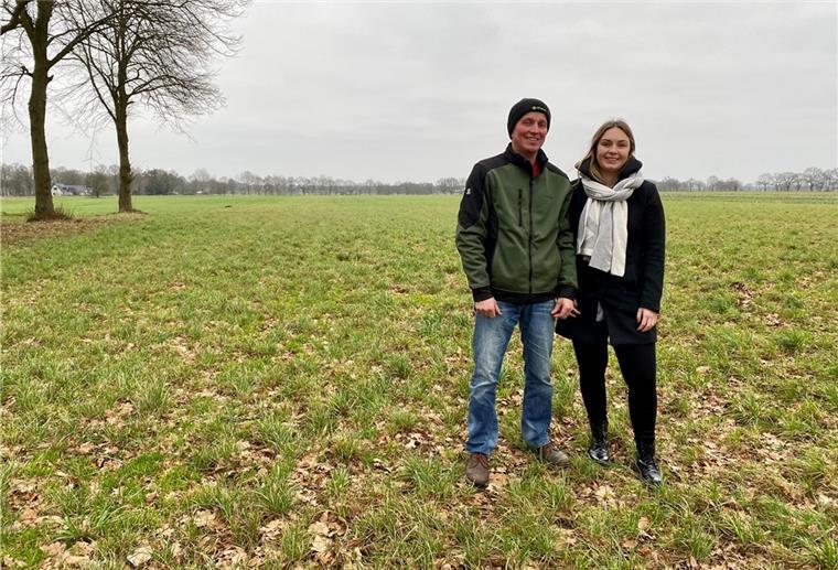 Köhlen: Blühpaten für riesige Wildblumenwiese gesucht Vater und Tochter stehen nebeneinander auf einem mit Gras bewachsenen Acker.