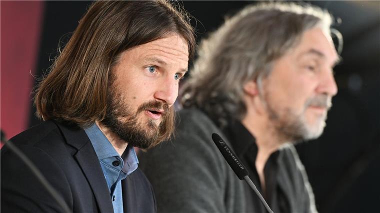 Oberammergau: Steiniger Weg zur nächsten Kreuzigung Christian Stückl und der Oberammergauer Bürgermeister Andreas Rödl.