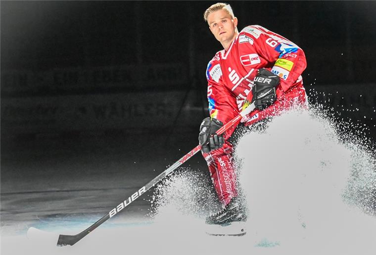 Pinguins: Fans wählen den Spieler des Monats September Mann mit Schläger in der Hand lässt Eis spritzen