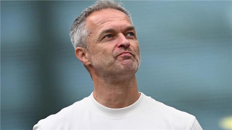 Christian Wück feiert im Wembley-Stadion gegen England sein Debüt als Trainer der deutschen Fußballerinnen.