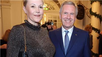 Christian Wulff, ehemaliger Bundespräsident, steht mit seiner Frau Bettina Wulff bei der Geburtstagsfeier für Musikproduzent Mandoki.