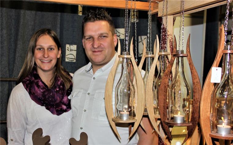 Stadland: Kunst- und Hobbymesse mit neuem Besucherrekord Christiane und Thomas Nemeyer aus Rodenkirchen präsentierten ihre selbstgemachten Leuchten für Teelichter.