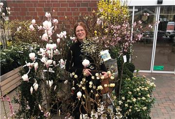 Christin Schewe, Gartenexpertin vom Gartencenter Döschen, schlägt vor, jetzt eine Hecke mit Blühgehölzen zu gestalten. 