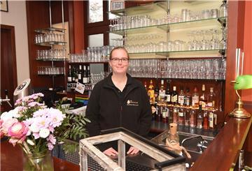 Christin von der Lieth hinter dem Thresen vom Restaurant Wasserschout.