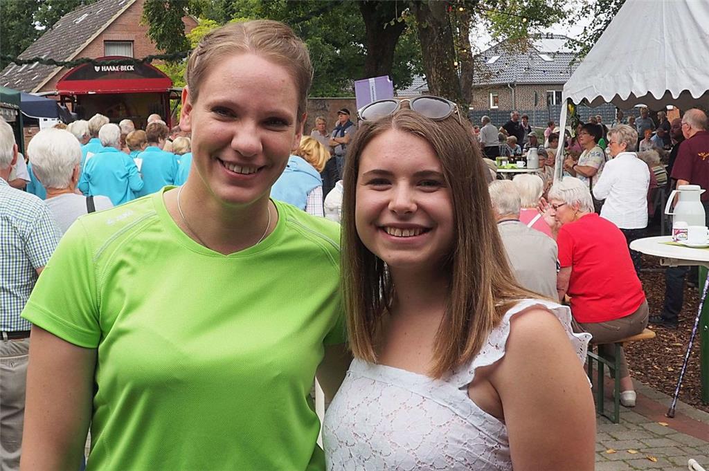 Christina Cordes (links) und Veda Kwant sind sehr aktiv im TSV Sievern. Das zeig...