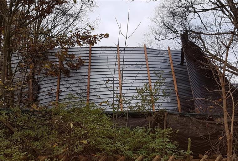 Sturm deckt Dach des Sandbosteler Tiergnadenhofes ab Christina Josten vom „Tiergnadenhof Rasselbande“ fand dieses abgedeckte Blechdach auf der anderen Straßenseite wieder.