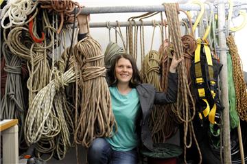 Christina Lindermann ist Industrie-Kletterin und wahrscheinlich die einzige Frau, die von Bremerhaven aus in Offshore-Parks klettert.