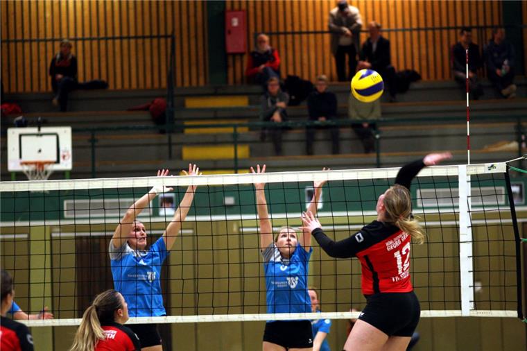 Zevens Oberliga-Volleyballerinnen droht der Abstieg Christina Pastor Brandt (links) und Antje Franz steigen gegen die TG Hann. Münden zum Block hoch. Ihnen droht mit ihrer Mannschaft nach den zwei Heimniederlagen der Abstieg aus der Oberliga.
