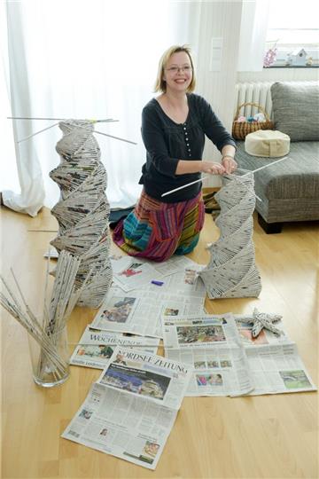 Christina Salot baut Lampen aus alten Zeitungen. 