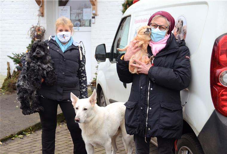 Christine Josten (links) und Dr. Sabine Foerster vom Verein „Tinas Rasselbande“ setzen sich nicht nur für Cockerspaniel „Blue“, den Weißen Schäferhund „Rasti“ und Chihuahua „Peanut“ ein. Auf dem Tiergnadenhof in Sandbostel werden weit mehr als 100 Tiere versorgt. In der Vorweihnachtszeit hofft der Verein auf großzügige Bürger, denn im Corona-Jahr 2020 ging das Spendenaufkommen merklich zurück.