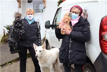 Christine Josten (links) und Dr. Sabine Foerster vom Verein „Tinas Rasselbande“ setzen sich nicht nur für Cockerspaniel „Blue“, den Weißen Schäferhund „Rasti“ und Chihuahua „Peanut“ ein. Auf dem Tiergnadenhof in Sandbostel werden weit mehr als 100 Tiere versorgt. In der Vorweihnachtszeit hofft der Verein auf großzügige Bürger, denn im Corona-Jahr 2020 ging das Spendenaufkommen merklich zurück.