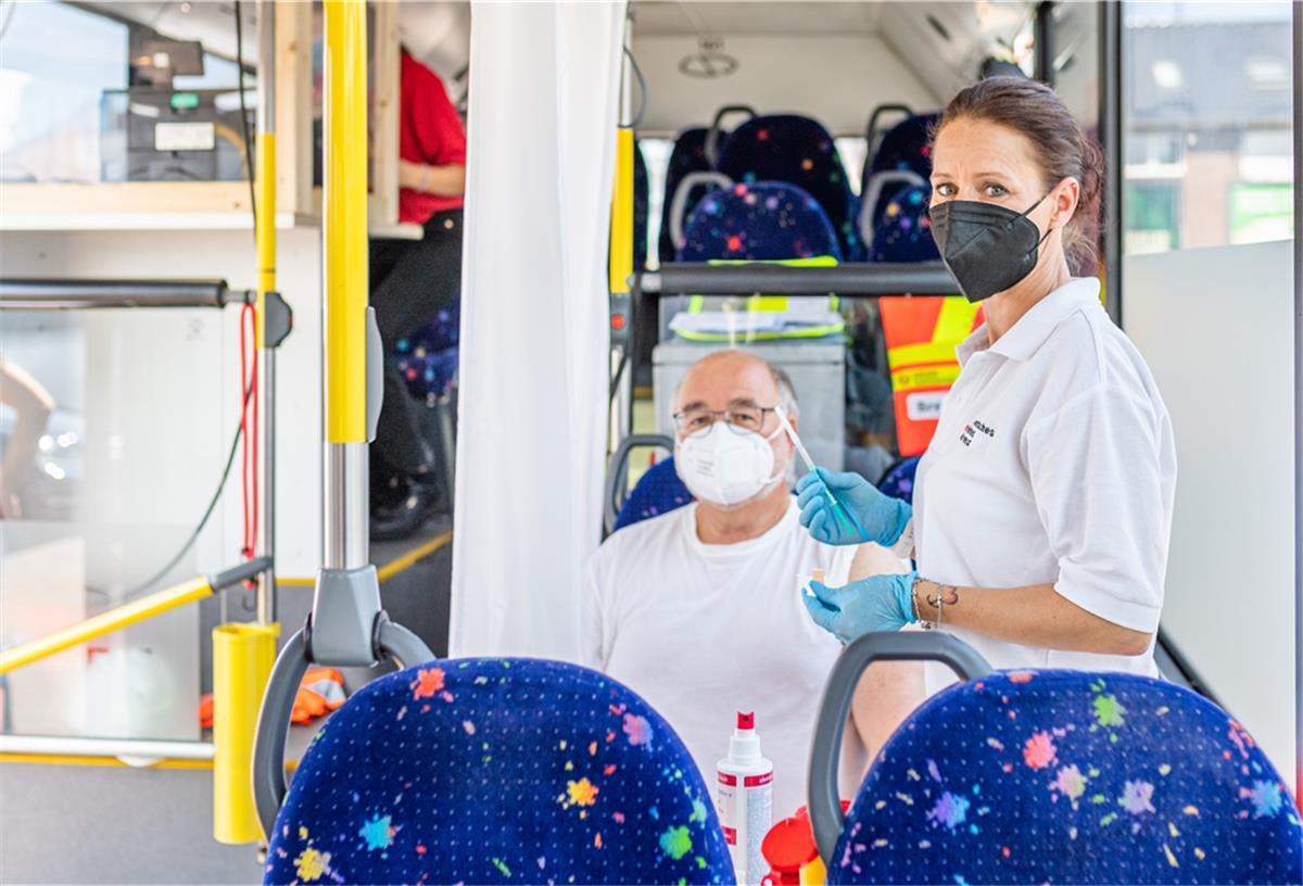 Impfbusse machen in Bremerhaven Station Christine Michna impft ehrenamtlich im Bus Interessierte mit dem Vakzine von Johnson & Johnson.