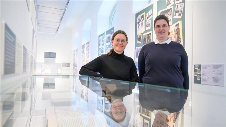 Ausstellung zeigt Geschichte der Quantenmechanik Christine Nawa (l), Leiterin Referat Sammlungsmanagement am Forum Wissen, und Ramona Dölling, Leiterin Referat Ausstellen am Forum Wissen, stehen in der Ausstellung „Was zum Quant?!“ im Forum Wissen.