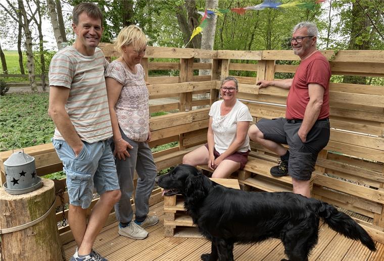In Tossens gibt‘s Wellness zum Mitnehmen Christine Schneiter (Mitte) und Roland Vögli (rechts) fühlen sich bei Sabine Engler und Stephan Bremermann mit Hofhund Eddy pudelwohl. Hier stehen sie in der Sauna-Lounge, die die Schweizer auf dem Bremermann-Hof gebaut haben.