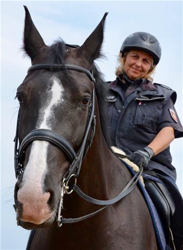 Christine Sentis ist seit 28 Jahren bei der Reiterstaffel und mit Knut beim Deichbrand. 