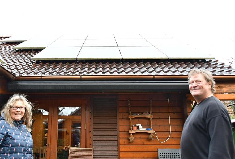 Christine und Frank Weidinger vor der eigenen Solaranlage.