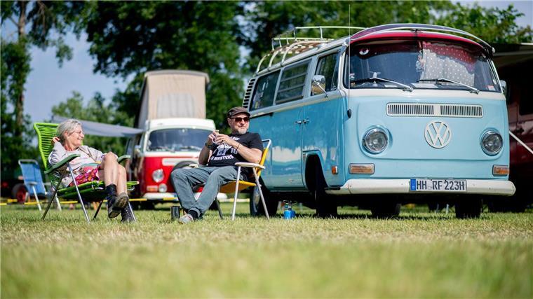Bockhorner Oldtimermarkt zieht Tausende Besucher an Christine und Ralf sitzen auf dem Bockhorner Oldtimermarkt vor ihrem Volkswagen T2 aus dem Jahr 1972.
