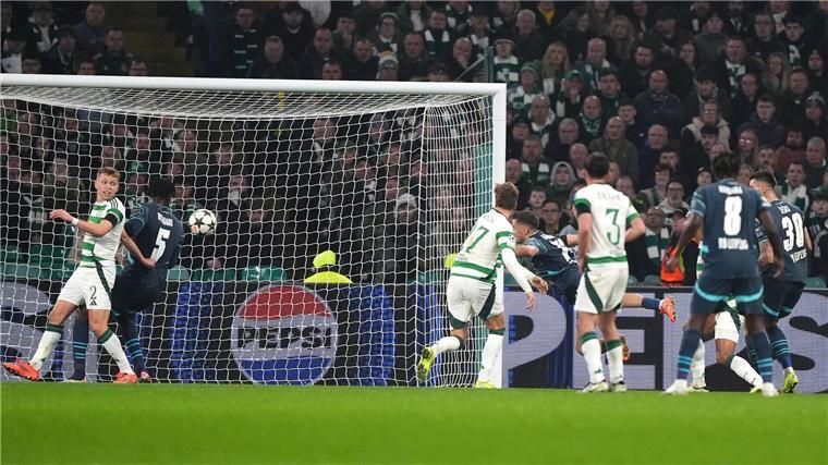 RB Leipzig von Celtic Glasgow überrannt - Doppelpack Kühn Christoph Baumgartner (4.v.r) köpft RB Leipzig in Führung.