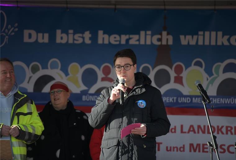 Demos gegen Rechtsextremismus zwischen Jade, Weser und Elbe: Die besten Bilder Christoph Frauenpreiß, Ratsherr in Cuxhaven, spricht bei der Demo in Cuxhaven