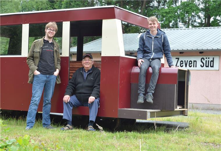 Zeven: Eisenbahnfreunde wollen im Kreis fahren Christoph Klie, Karl Hillmer und Felix Czermack (von links) präsentieren stolz ihren Triebwagennachbau, der schon bald rund um das Vereinsgebäude der Zevener Eisenbahnfreunde Runden drehen soll.