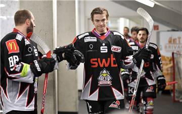 Christoph Körner (Mitte) bekommt eine Föderlizenz für die Dresdner Eislöwen in der DEL2.