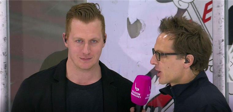 Pinguins schießen gegen Straubing unabsichtlich TV-Mann ab Christoph Schubert (links) und Michael Maske auf dem Eis - kurz vor dem Unfall.