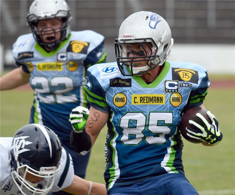 Christopher Brügmann (rechts) war mit drei Touchdowns am 42:21-Heimsieg der Seahawks gegen Flensburg beteiligt. Foto Scheer 