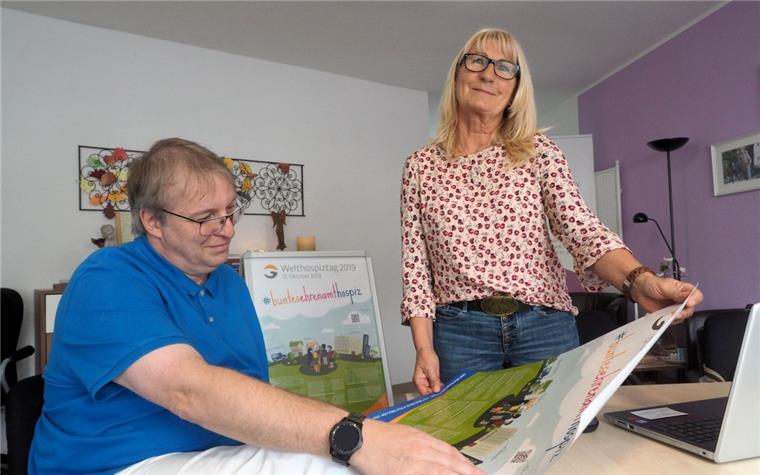 Hospizverein Loxstedt kümmert sich seit zehn Jahren um Sterbende Christopher Maasz (links), der selbst im Pflegebereich tätig ist, bekommt von Sabine Ahrens nähere Informationen zum Loxstedter Hospizverein.
