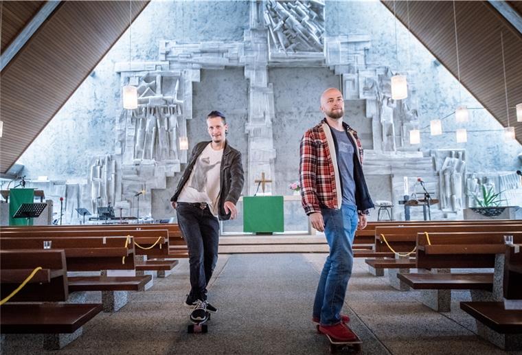 Christopher Schlicht und Maximilian Bode (links) wirken künftig als neue Pastoren in der Emmaus Gemeinde in Bremerhaven und wollen die Kirche mit ihrem unkonventionellen Konzept grundlegend umkrempeln und modernisieren.