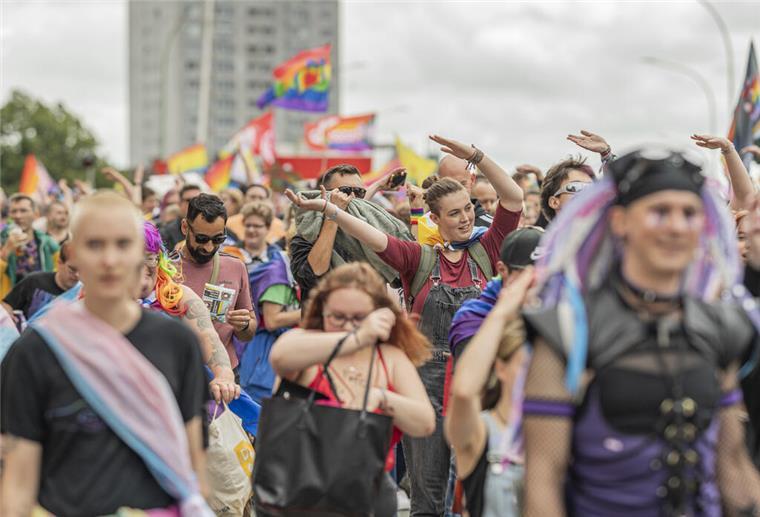 Bunt und laut: So feiert Bremerhaven den Cristopher-Street-Day Christopher Street Day in Bremerhaven: Bunt, laut und vor allem queer.