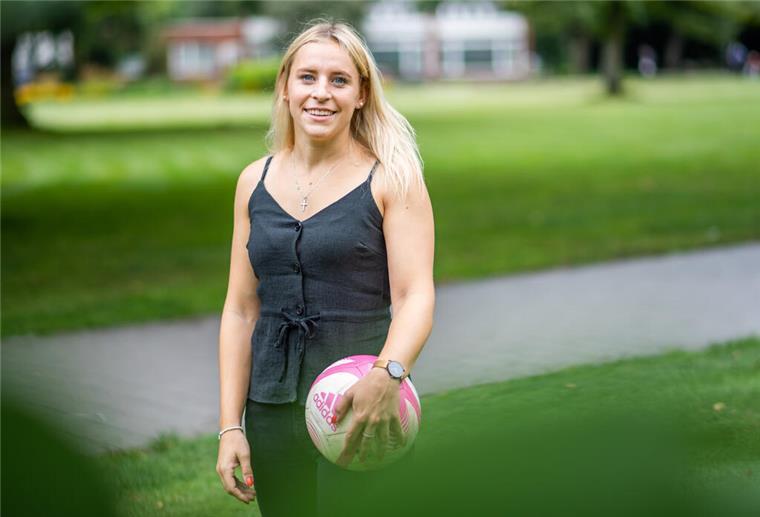 Cindy König aus Bremerhaven zieht sich aus dem Frauenfußball zurück Fußballerin Cindy König steht mit Ball im grünen Park
