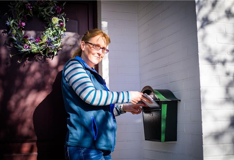 Ein Stück Normalität in der Krise CITIPOST-Zustellerin Ines Drobe während der Briefverteilung in ihrem Zustellgebiet in Speckenbüttel.