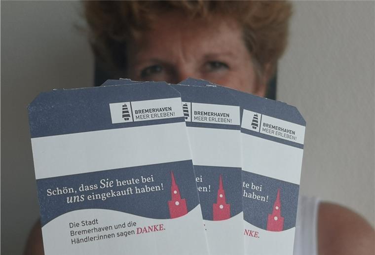 Bremerhaven: Händler locken Kunden mit Parkgutscheinen City-Managerin Claudia Bitti zeigt, wie eine Treue-Aktion der Innenstadt-Händler aussieht.