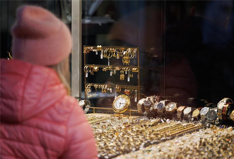 Schmuck-Kette insolvent: 22 Standorte in Deutschland stehen auf der Kippe Eine Passantin steht vor der Auslage eines Geschäftes für Uhren und Schmuck