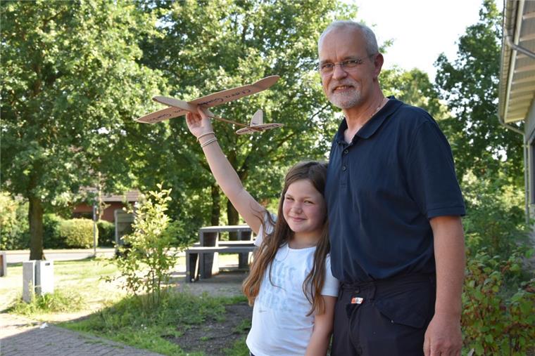 Tarmstedt: Kinder basteln einen Wurfgleiter Clara hält ihren „Quicker“-Wurfgleiter gen Himmel: Ihr Vater Burkhard Fischer-Wasels ist Mitglied in der Modellflugsparte des TV Falkenberg. Er hat sie beim Bau in Tarmstedt unterstützt.