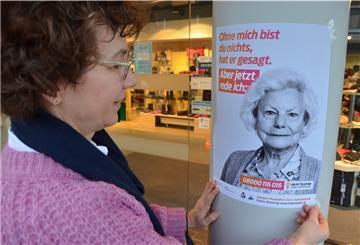 Claudia Meyer vom Zevener Schuhhaus Thies beteiligt sich an der Plakataktion im Vorfeld von „One Billion Rising“ . 