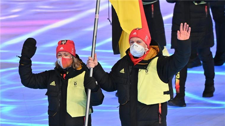 Claudia Pechstein ist mit Francesco Friedrich Fahnenträgerin in Peking.